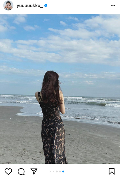 新木優子、海風にたなびくワンピース姿のオフショット公開！「笑顔最高！！！」