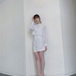 高橋ひかる、純白衣装でスラリ美脚披露