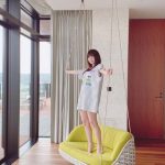 えなこ、部屋着姿でくつろぐ癒しの笑顔ショット！