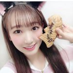 NMB48 原かれん、猫耳姿でたい焼きと2ショット「頭から食べる派です」