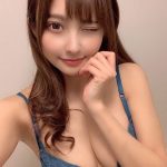 花咲れあ、美乳チラ見せの迷惑メールでありがちなグラビアポーズ披露「わかり味が深い」