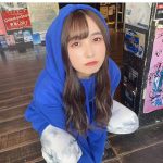 早川渚紗、上目遣いで見つめるパーカーコーデが可愛すぎる！