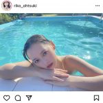 大槻りこ、プールサイドで見つめる上目遣いショット！「一緒に夏気分、？」