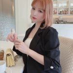 武藤静加がショートパンツで美脚アピール！「しぃちゃん足細っ」