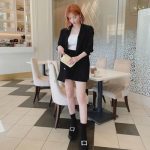 武藤静加がショートパンツで美脚アピール！「しぃちゃん足細っ」