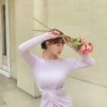 岸明日香が大人の色気漂う淡色ワンピでポーズ！「これは最強。ヤバ過ぎる！」