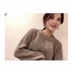 郡司恭子アナ、「ニットの女神」な美麗ショット公開！7年愛用するニットを紹介。