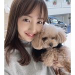 板野友美、「可愛すぎて眩しい」愛犬とのツーショットを披露！