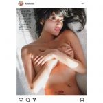 加藤紗里、黒髪手ブラグラビアで悩殺！「見とれてしまいました」
