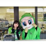 伊藤寧々、ベンチコート姿で「FC岐阜」の試合を観戦！