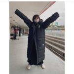 伊藤寧々、ベンチコート姿で「FC岐阜」の試合を観戦！