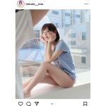 #ババババンビ 水湊みお、美脚がまぶしい窓越しオフショット公開！