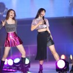 森のんの、ガラス越しでチラ見せのふんわりバスト