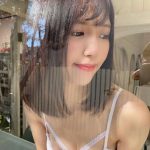 森のんの、ガラス越しでチラ見せのふんわりバスト