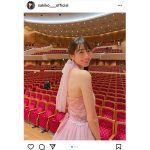 松井咲子、美麗な背中出しのドレス衣装を披露！憧れのサントリーホールで演奏