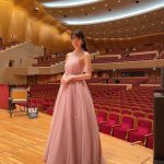 松井咲子、美麗な背中出しのドレス衣装を披露！憧れのサントリーホールで演奏