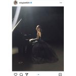 May J.が黒ドレスコーデでピアノを弾くオフショット公開「絵画みたいに美しいです」