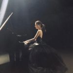 May J.が黒ドレスコーデでピアノを弾くオフショット公開「絵画みたいに美しいです」