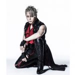 似鳥沙也加、クールな横顔と見せる腹筋で魅了