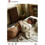 似鳥沙也加、ベットで寝転び美尻披露！「Kitson me」とのコラボも発表