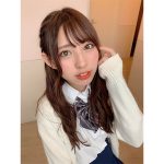 マジカル・パンチライン 沖口優奈、制服姿の“あごのせ”ショットが可愛すぎる！