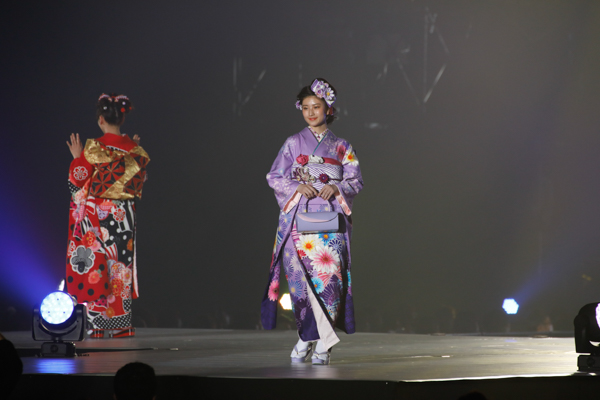 ハタチを迎えた岡田結実＆吉田あかり、ディズニーデザインの振袖でランウェイを華やかに彩る！＜関西コレクション2021 S/S＞