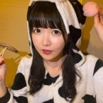 真っ白なキャンバス 小野寺梓、牛コスプレで牛タンを食す！「ひと口食べさせて〜！」