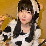 真っ白なキャンバス 小野寺梓、牛コスプレで牛タンを食す！「ひと口食べさせて〜！」