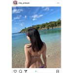 大槻りこ、くびれで魅せる美麗なバックショットに歓喜の声！