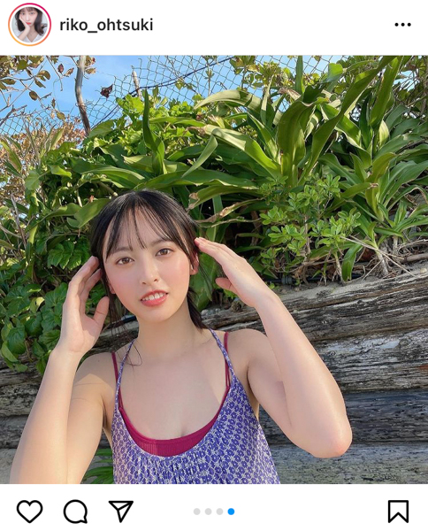 大槻りこ、ワンピースの裾広げ美脚全開！全身から伝わる透明素肌に魅了