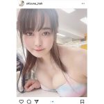 伊藤しずな、テーブルに嫉妬するやわらか美バストショット公開！