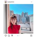 トリンドル玲奈、青空に映える赤フリルニット姿で届ける癒しの笑顔