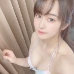 伊藤しずな、テーブルに嫉妬するやわらか美バストショット公開！