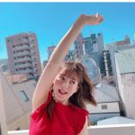 トリンドル玲奈、青空に映える赤フリルニット姿で届ける癒しの笑顔
