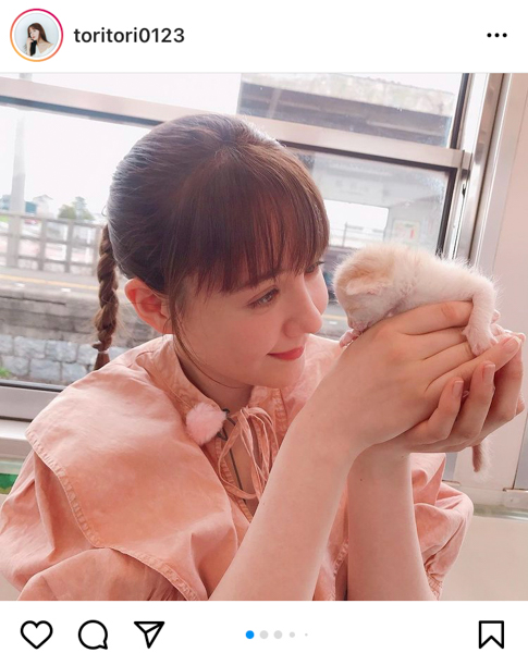 トリンドル玲奈、「ねこカフェ列車」で猫とのふれあいショット公開「かわいさの相乗効果すごーい！」