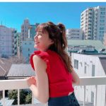 トリンドル玲奈、青空に映える赤フリルニット姿で届ける癒しの笑顔