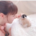 トリンドル玲奈、「ねこカフェ列車」で猫とのふれあいショット公開「かわいさの相乗効果すごーい！」