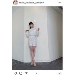 高橋ひかる、純白衣装でスラリ美脚披露