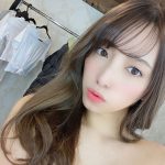 高梨瑞樹、チラリ美乳を肌見せ自撮りでお届け！