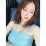 山本舞香、キャミソール姿でリラックスした“ベロ出し”自撮りショット公開！