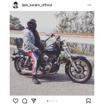 三代目JSB 山下健二郎、バイクにまたがる番組オフショットに反響！「後ろに乗せてもらいたい」