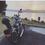 三代目JSB 山下健二郎、バイクにまたがる番組オフショットに反響！「後ろに乗せてもらいたい」