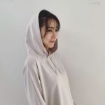 ファッション誌「CanCam」（小学館）の専属モデルで女優の石川恋（27）が16日、アメーバ オフィシャルブログとInstagramを同時に更新。“Mr.パーカーJr.”姿の撮影オフショットに、 ファンから反響を呼んでいる。 この日、SNSを更新した石川。「先日の撮影おふしょ」とつづり始めると、「パーカーを着て いると"Mr.パーカーJr.やってください"と言われるようになってしまった、、」と明かしながら、 ポニーテール姿からパーカーを被ってキリっとした表情、パーカーを被りながらちょっと笑って しまってる写真などを公開。ハッシュタグには「#shooting」「#求められるとやらない」 「#あまのじゃく 笑」なども添えている。 “Mr.パーカーJr.”は、お笑いコンビ・チョコレートプラネットの長田庄平が持ちネタとして いるキャラクター。 この投稿に「無限大に可愛い」「美しい」「可愛い」「渋った顔きた～」「素敵」「かぶれ～」 「パーカー似合うー！！」「ポニーテール最高」「かわいい。」「横顔もとっても素敵」 などの声が寄せられている。