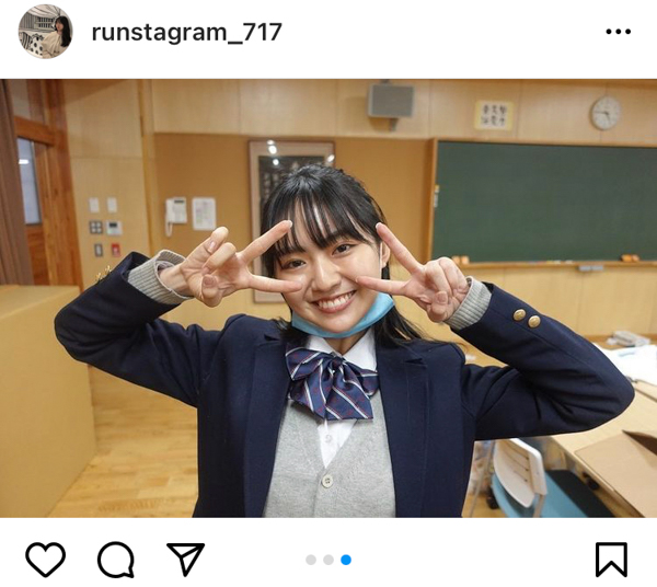豊田ルナ、制服姿で“咄嗟”のダブルピースに反響ぞくぞく！