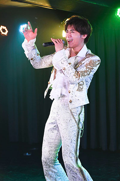 新浜レオン、配信LIVEで新曲「ダメ ダメ…」初披露！！ 待望の配信LIVEにファン歓喜！！！