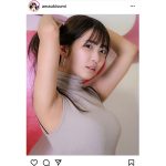 「#2i2（ニーニ）」天羽希純、脇見せショットで美肌見せ