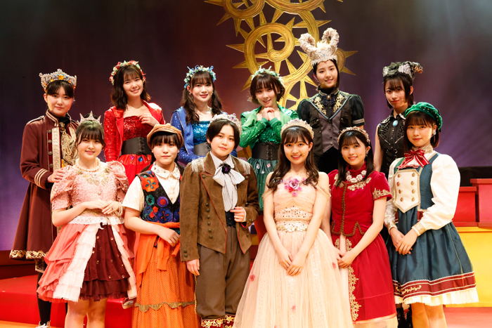 BEYOOOOONDS、メンバー12人だけの演劇で新境地！＜眠れる森のビヨ＞