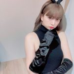 源藤アンリ、ノースリーブでチラリ脇見せ！黒ウサギコーデに反響ぞくぞく