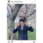 本田望結、桜の木の下で制服姿を披露