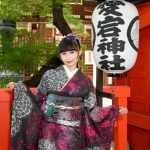 “グラビアもできる演歌歌手”望月琉叶、愛宕神社で新曲ヒット祈願！目標は紅白